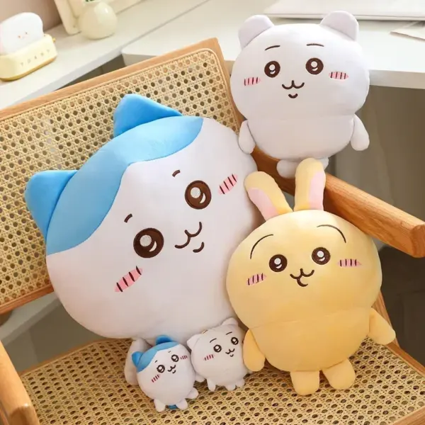Different sizes of Woman holding different sizes of chiikawa hachiware and usagi plushies